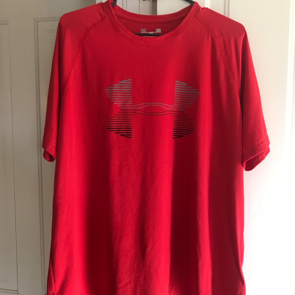 Men’s Large Under Armor shirt. Like NEW!!